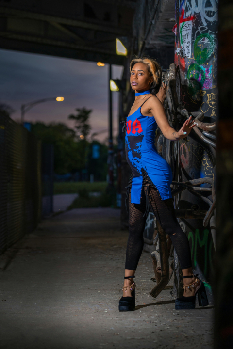 free-photo-of-woman-posing-by-wall-with-graffiti