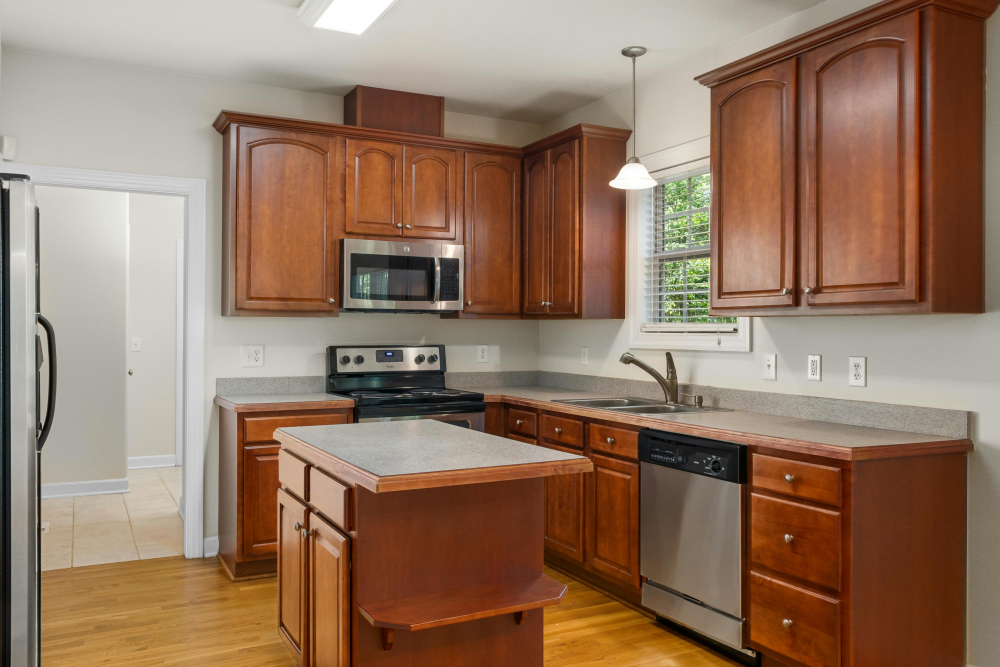 free-photo-of-empty-kitchen-interior-with-brown-furniture
