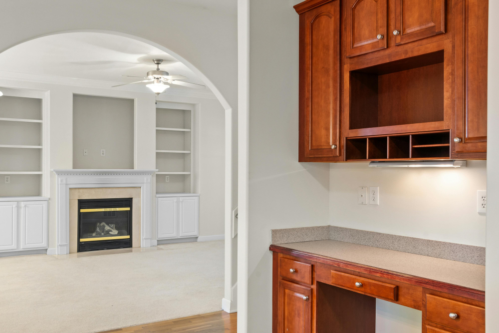 free-photo-of-refurbished-interior-with-white-and-brown-cupboards