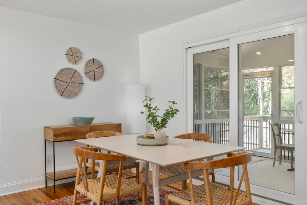 free-photo-of-table-with-chairs-in-dining-room